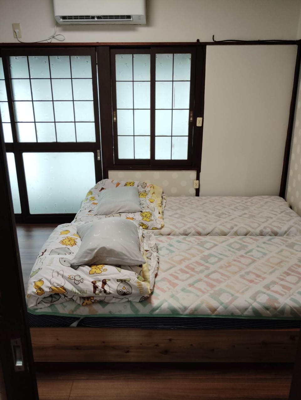 Bed, air conditioner
