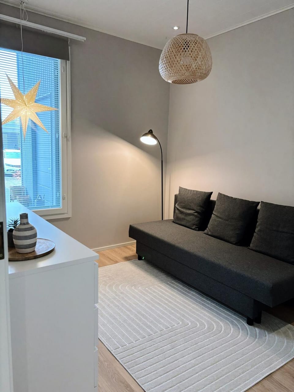 Photo of the whole room, Seating area