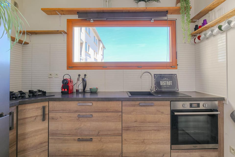 Coffee/tea facilities, dishwasher, microwave, oven, kitchen