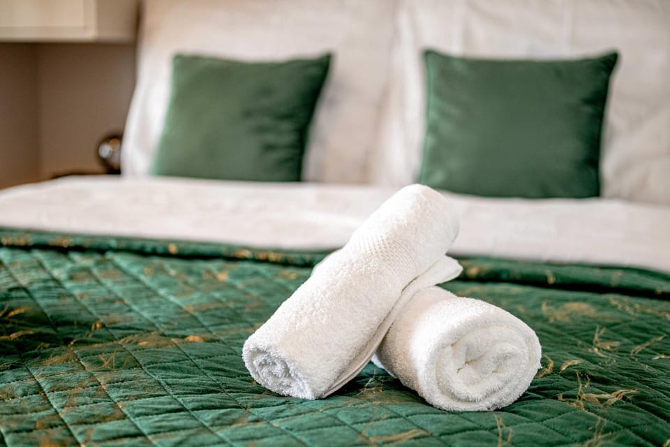 Bedroom, towels