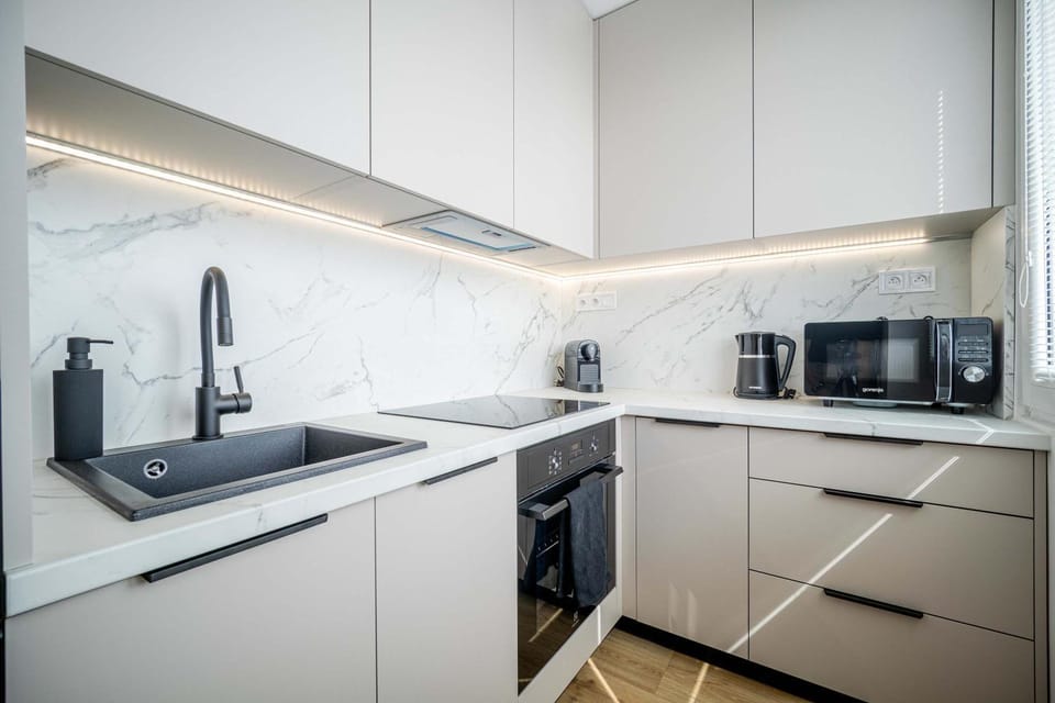 Coffee/tea facilities, Kitchen or kitchenette, oven, stove, toaster