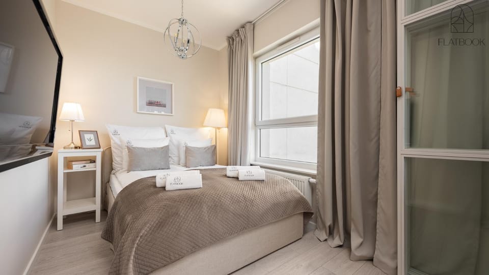 Bed, TV and multimedia, Photo of the whole room, Bedroom, towels