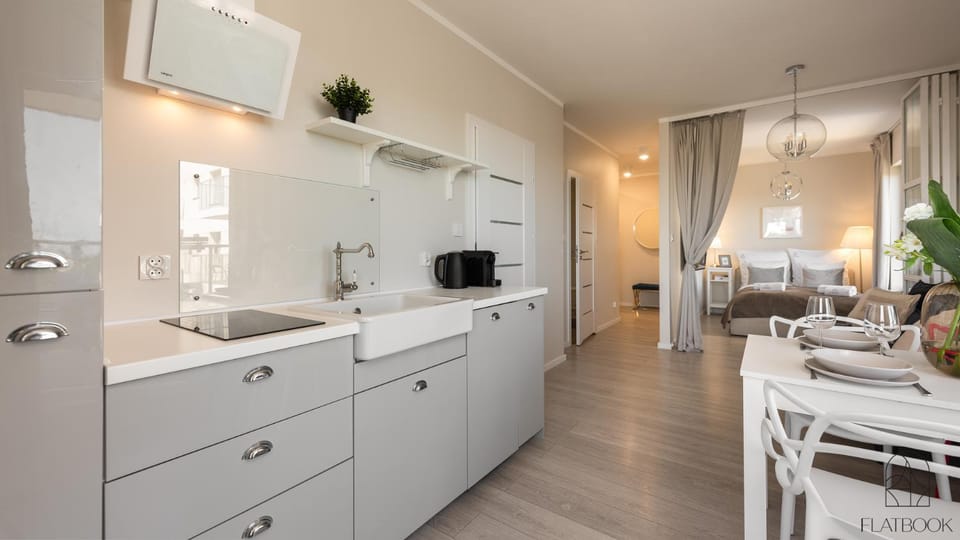 Kitchen or kitchenette, Dining area, stove