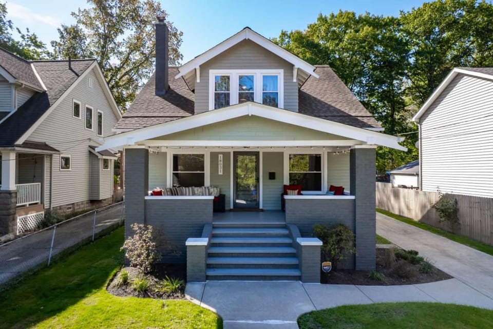 Spacious 4BR in Kamms Corners Cleveland - Game Room - Sleeps 9 House in Cleveland Heights