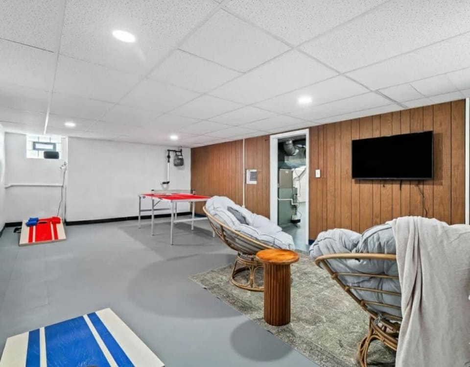 Spacious 4BR in Kamms Corners Cleveland - Game Room - Sleeps 9 House in Cleveland Heights