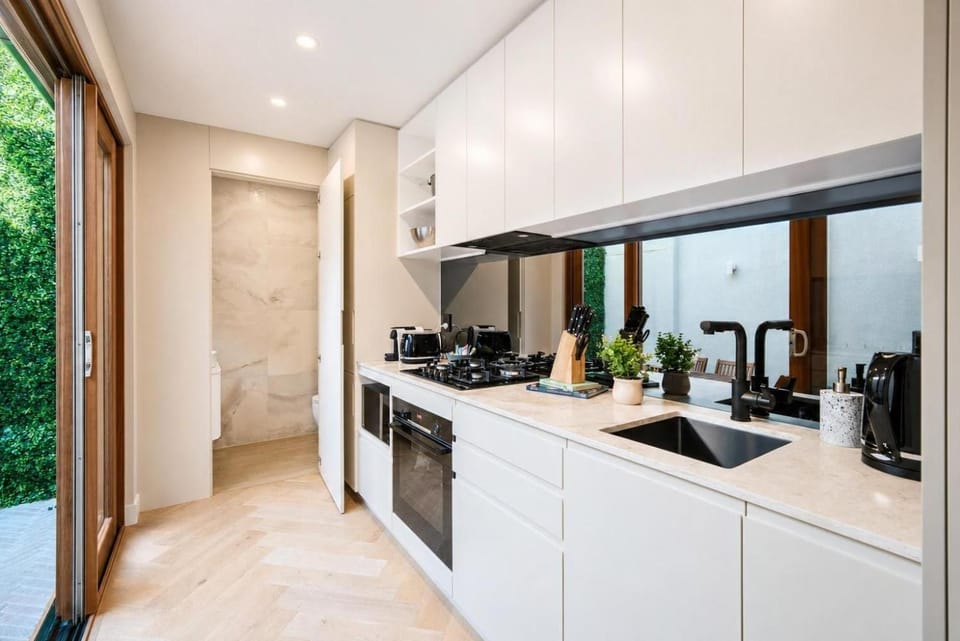 Toilet, Coffee/tea facilities, Kitchen or kitchenette, microwave, oven, stove