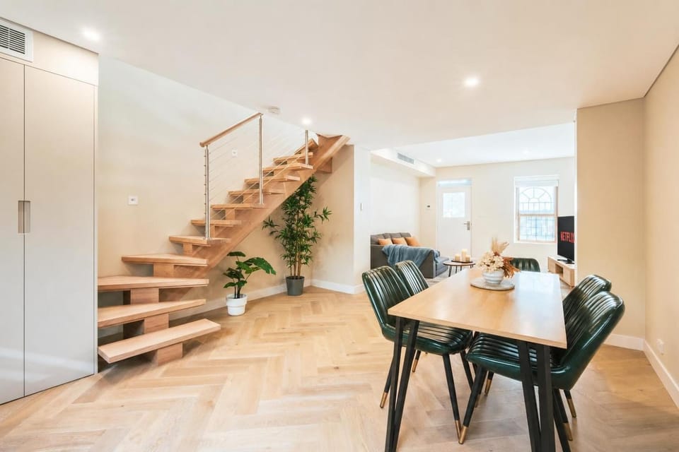 Property building, Communal lounge/ TV room, TV and multimedia, Living room, Photo of the whole room, Seating area, Dining area