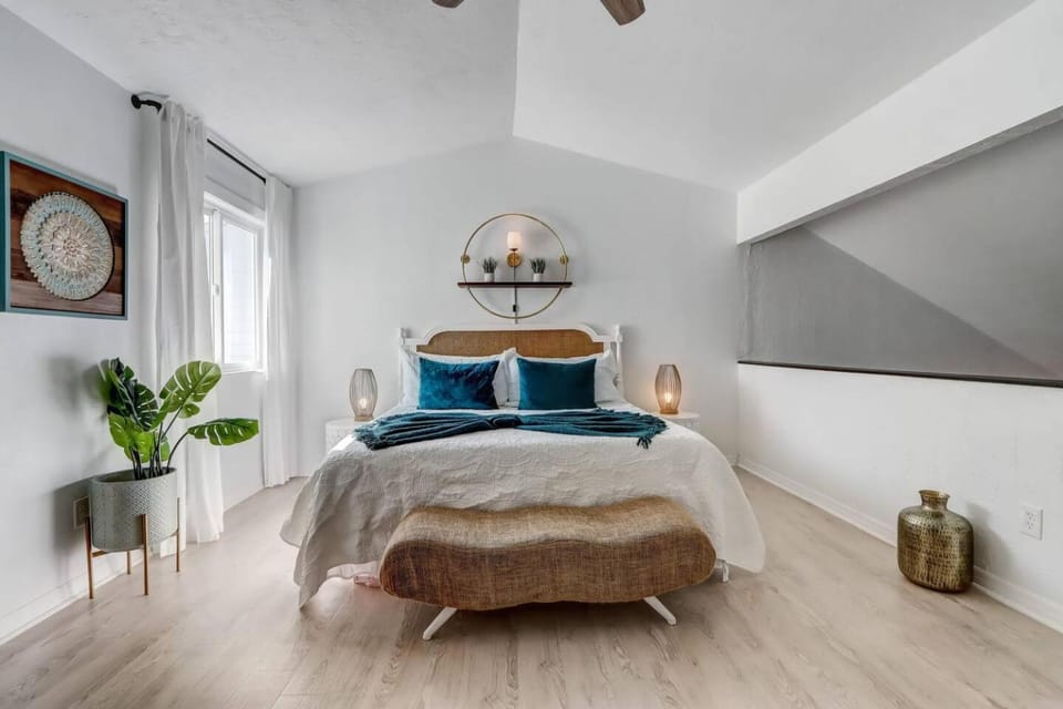 Bed, Photo of the whole room, Bedroom