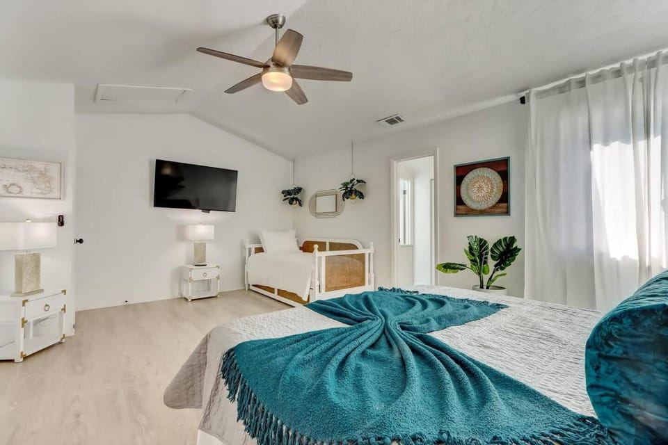 Bed, TV and multimedia, Bedroom