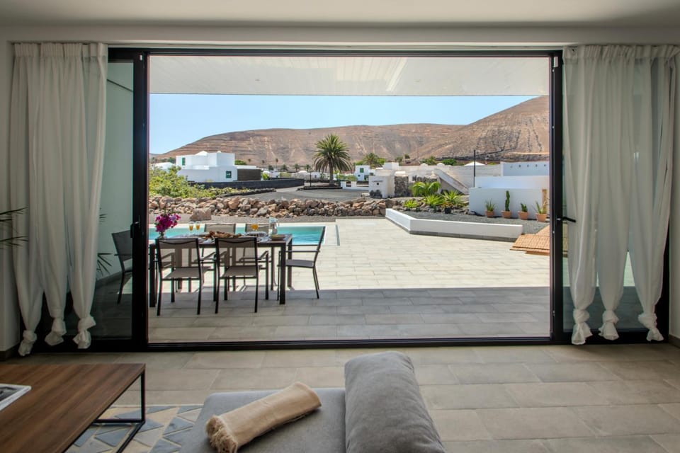 Patio, Natural landscape, Garden, View (from property/room), Balcony/Terrace, Living room, Seating area, Dining area, Mountain view