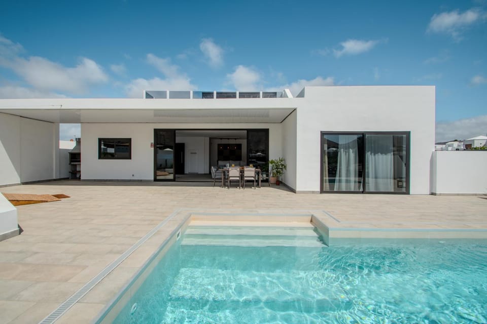 Property building, Patio, BBQ facilities, Garden view, Mountain view, Pool view, Pool view, Swimming pool, sunbed