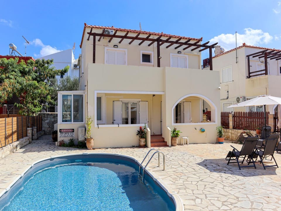 Property building, Swimming pool, sunbed