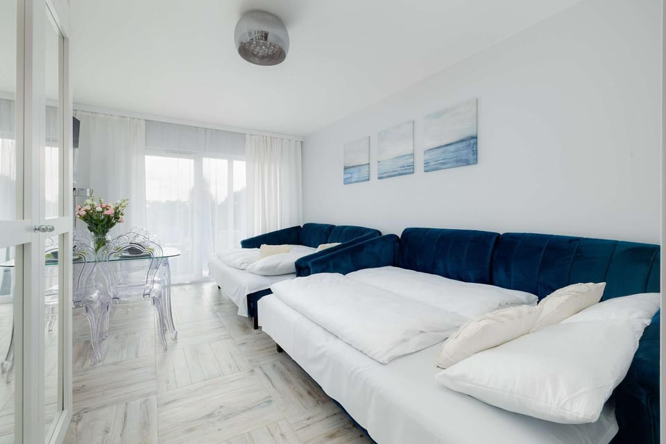 Bed, Living room, Photo of the whole room, Seating area, Bedroom