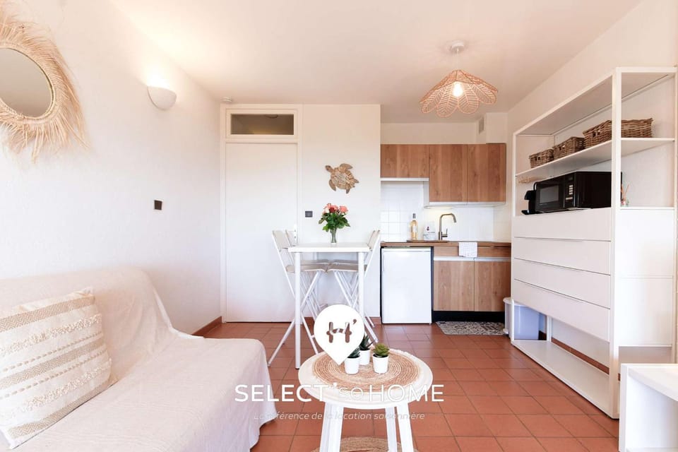 Kitchen or kitchenette, Dining area, stove