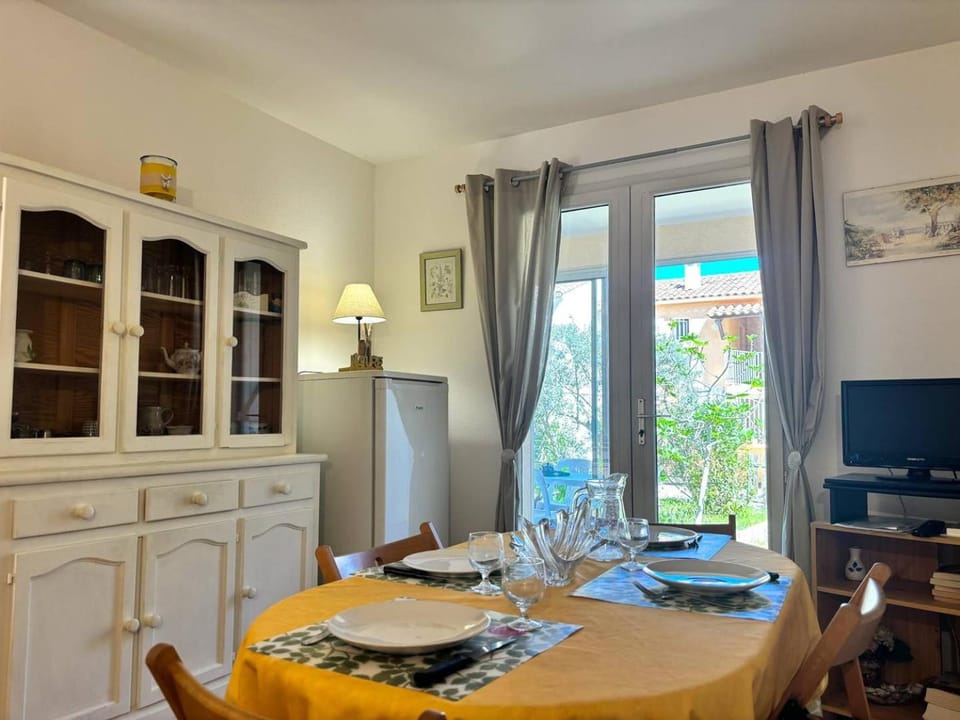 HYE680-A26 HYERES T3 REZ DE JARDIN 4 personnes Apartment in Hyères