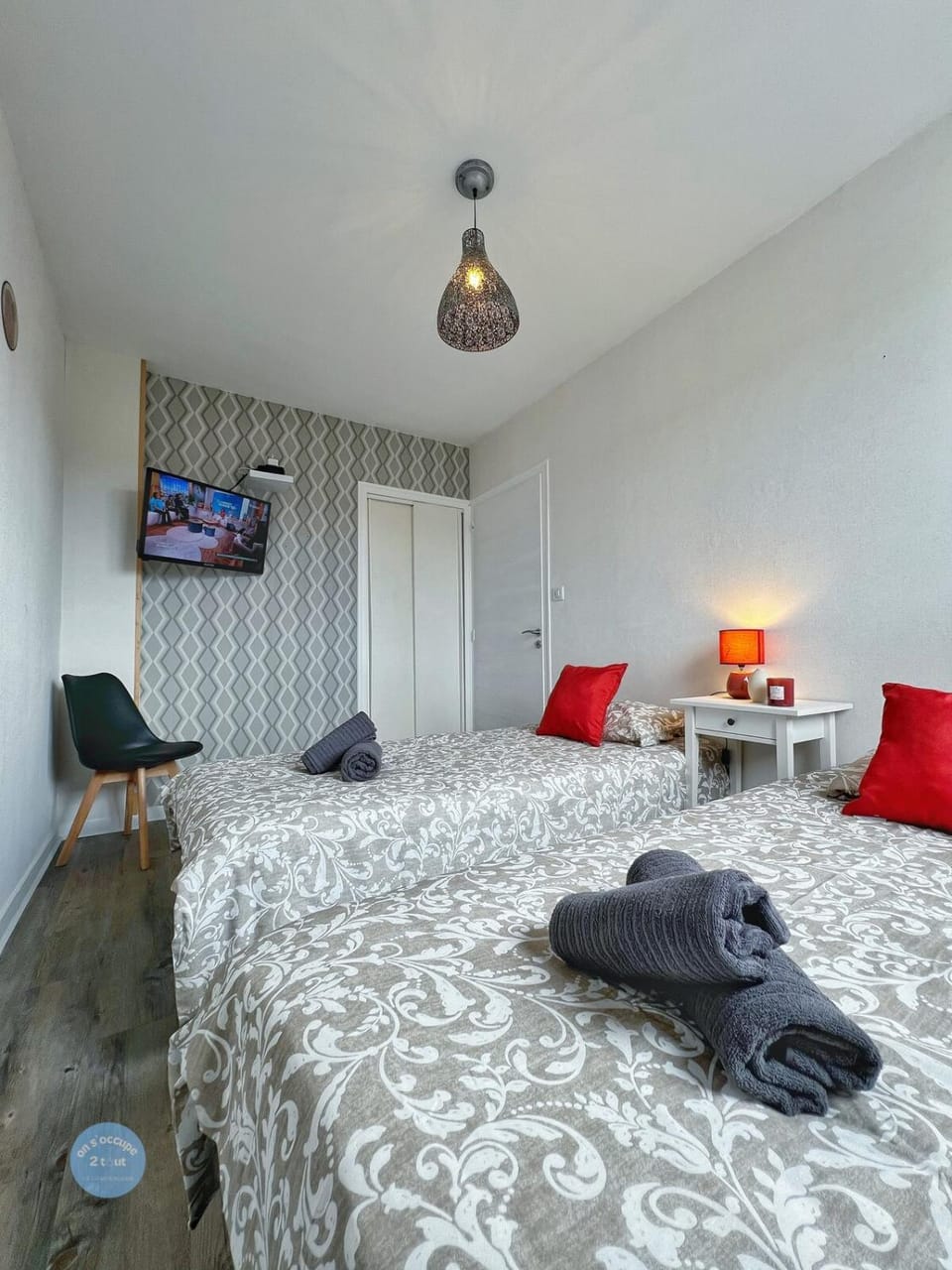 Bed, TV and multimedia, Bedroom, towels