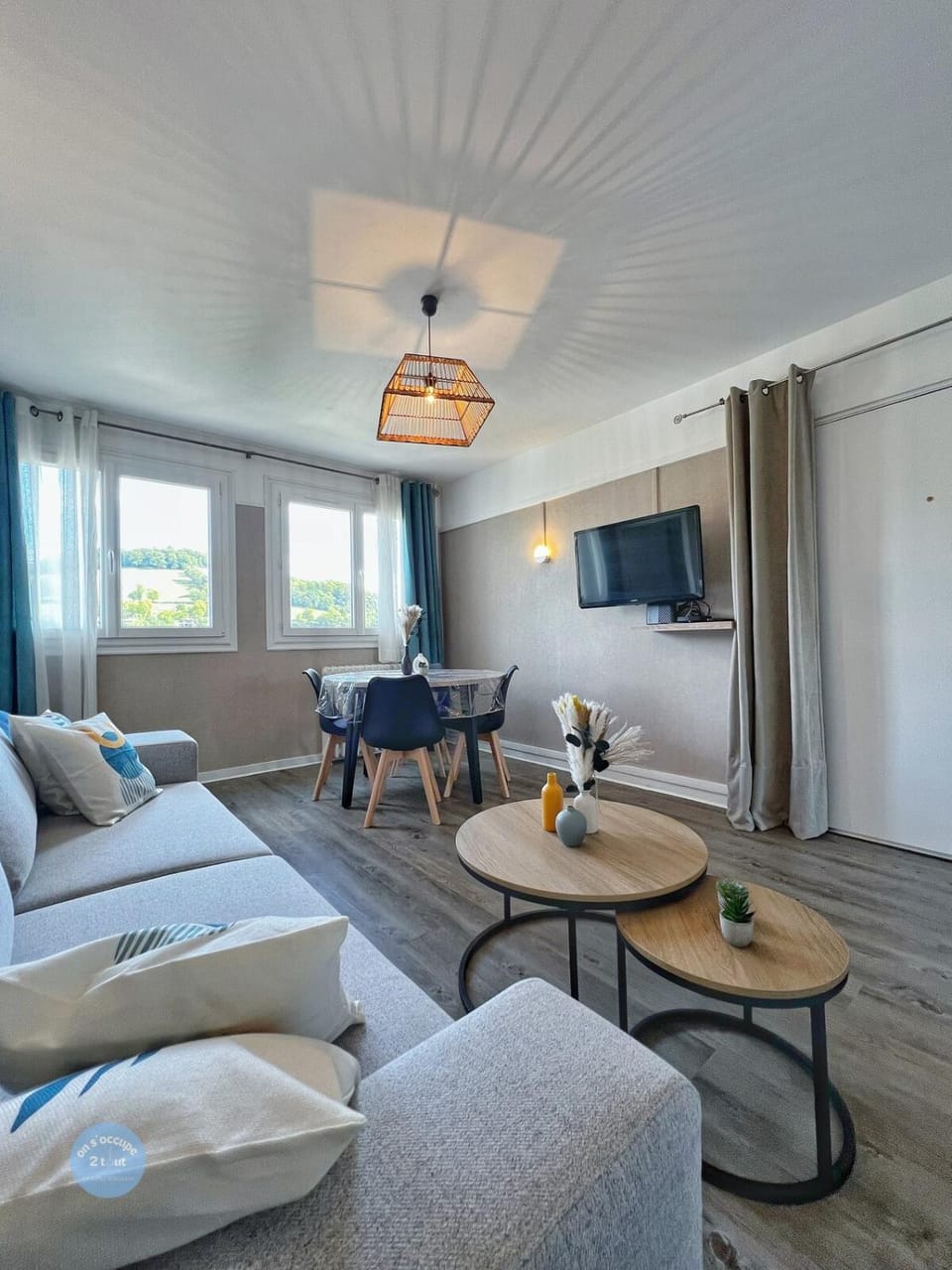 TV and multimedia, Living room, Seating area, Dining area