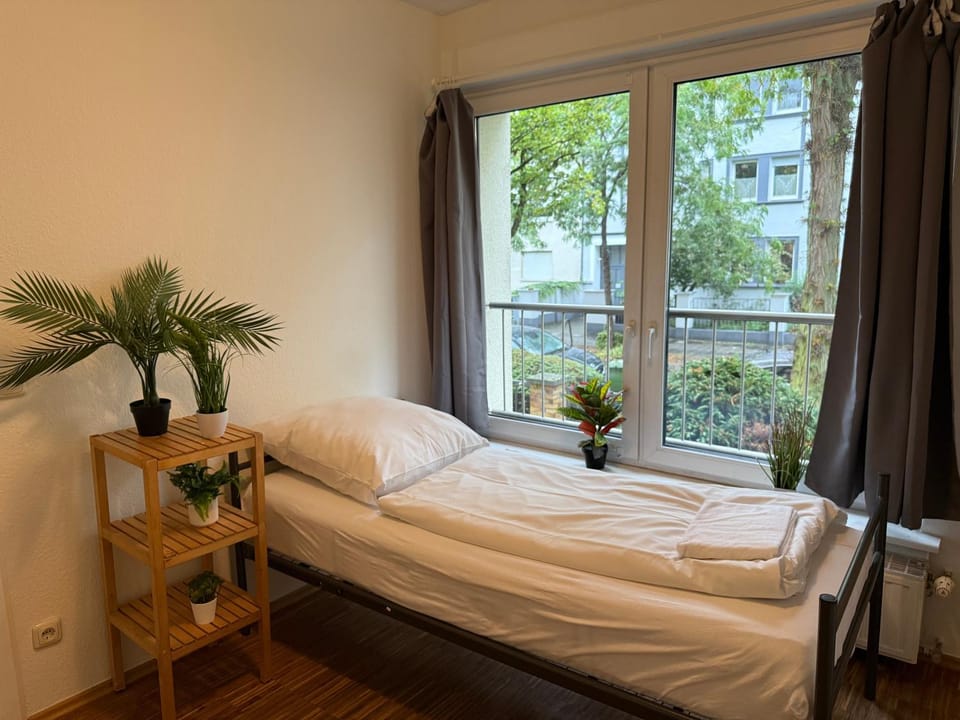 cozy Apartment with 3 Bedrooms, Balcony, up to 5 people Apartment in Offenbach