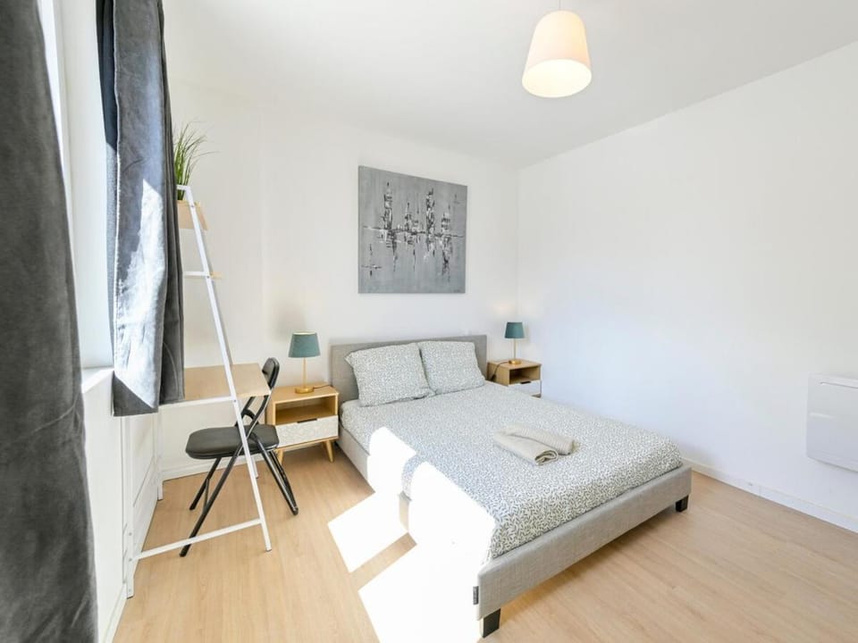 Bed, Photo of the whole room, Seating area, Bedroom