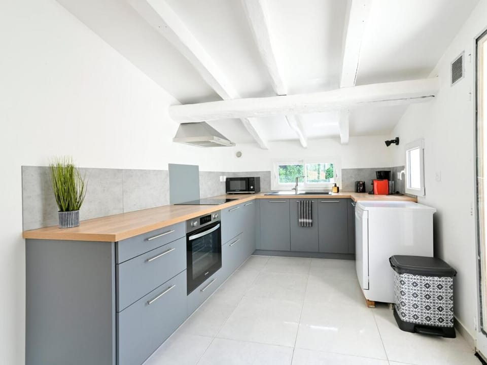 Coffee/tea facilities, dishwasher, microwave, oven, stove, toaster, kitchen
