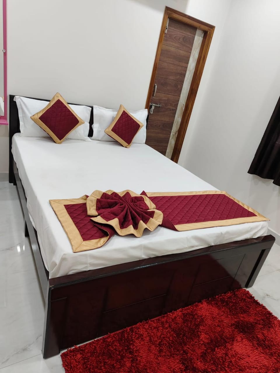 Bed, Bedroom, towels