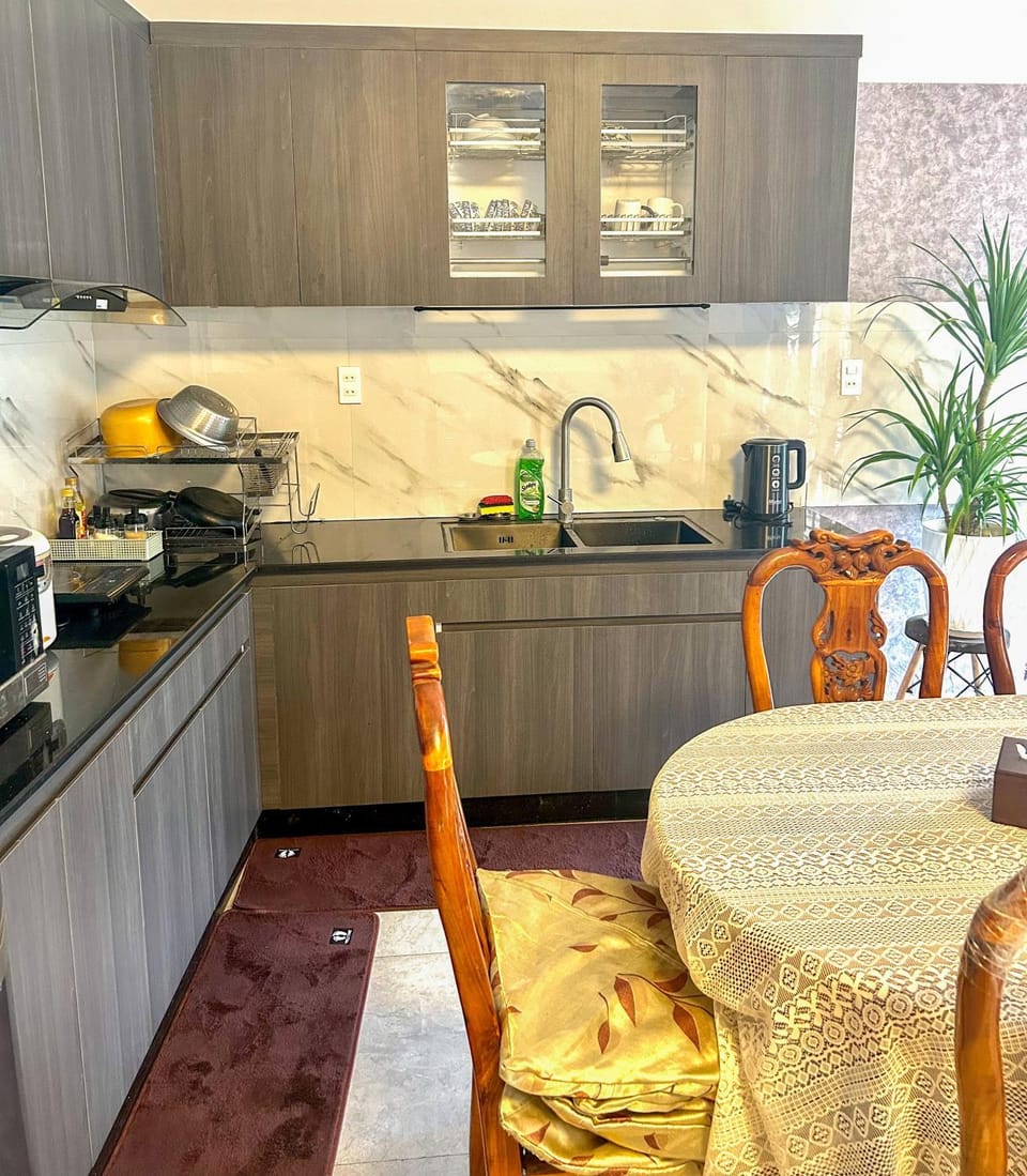 Kitchen or kitchenette, Dining area, stove