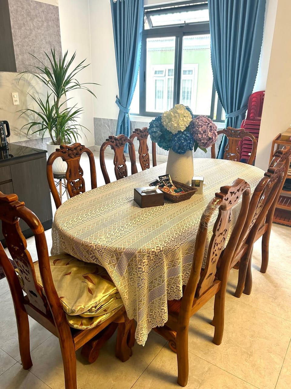 Seating area, Dining area