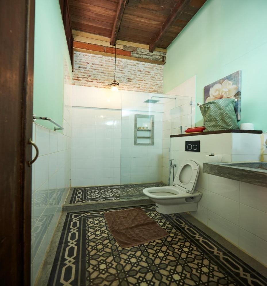Shower, Toilet
