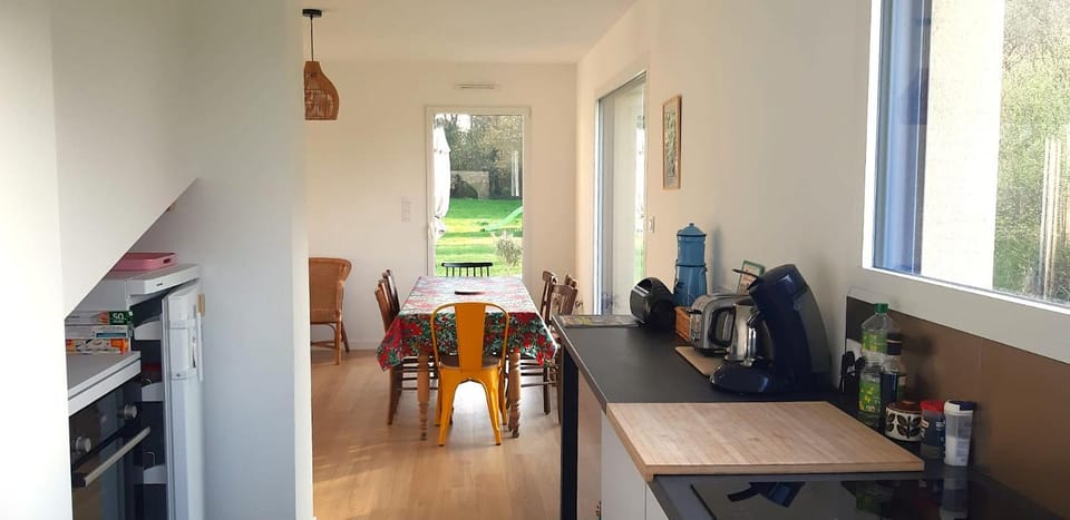 Coffee/tea facilities, Kitchen or kitchenette, Living room, Seating area, Dining area, stove, stove, kitchen, kitchen