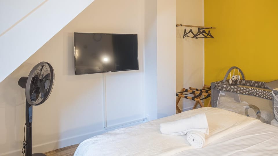 Bed, TV and multimedia, Bedroom