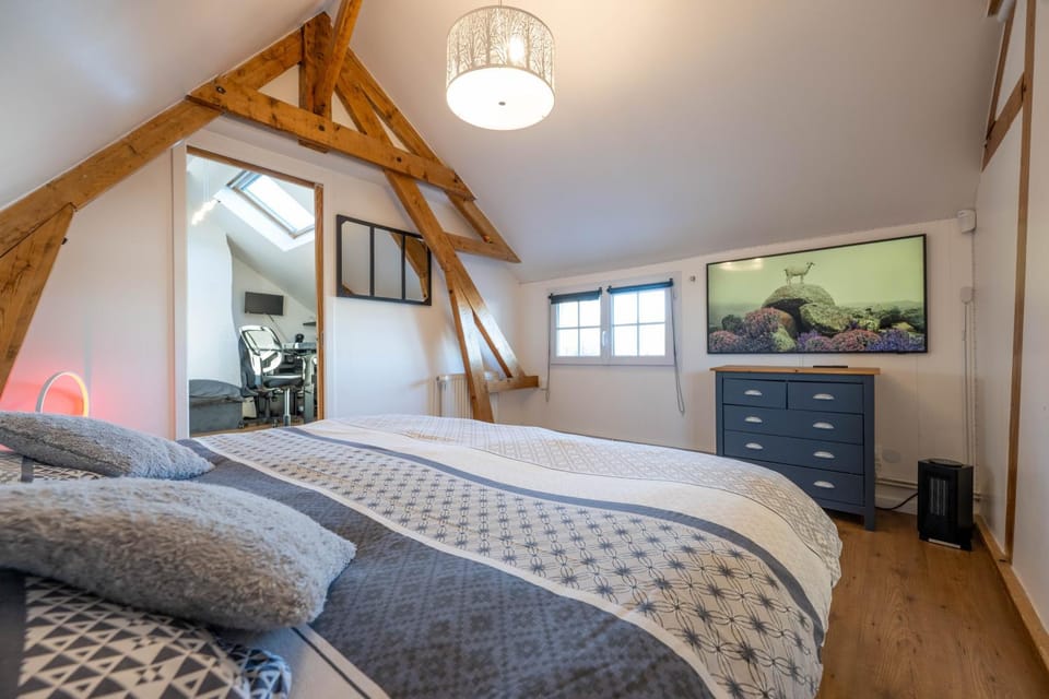 Bed, TV and multimedia, Photo of the whole room, Bedroom