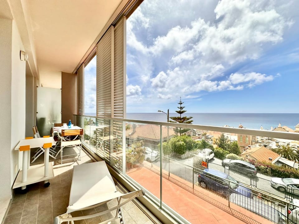Hostdomus - Sea View Suite Apartment in Finale Ligure