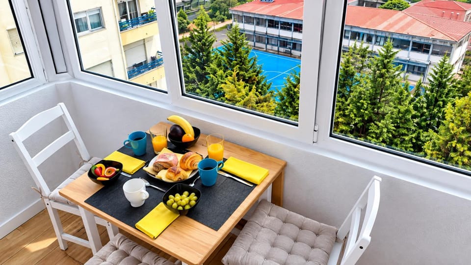 View (from property/room), Balcony/Terrace, Photo of the whole room, Dining area, City view
