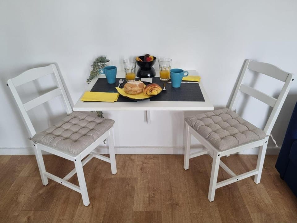 Living room, Food and drinks, Seating area, Dining area, Food
