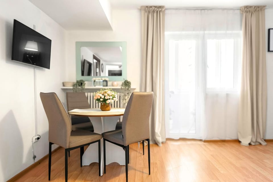TV and multimedia, Living room, Seating area, Dining area