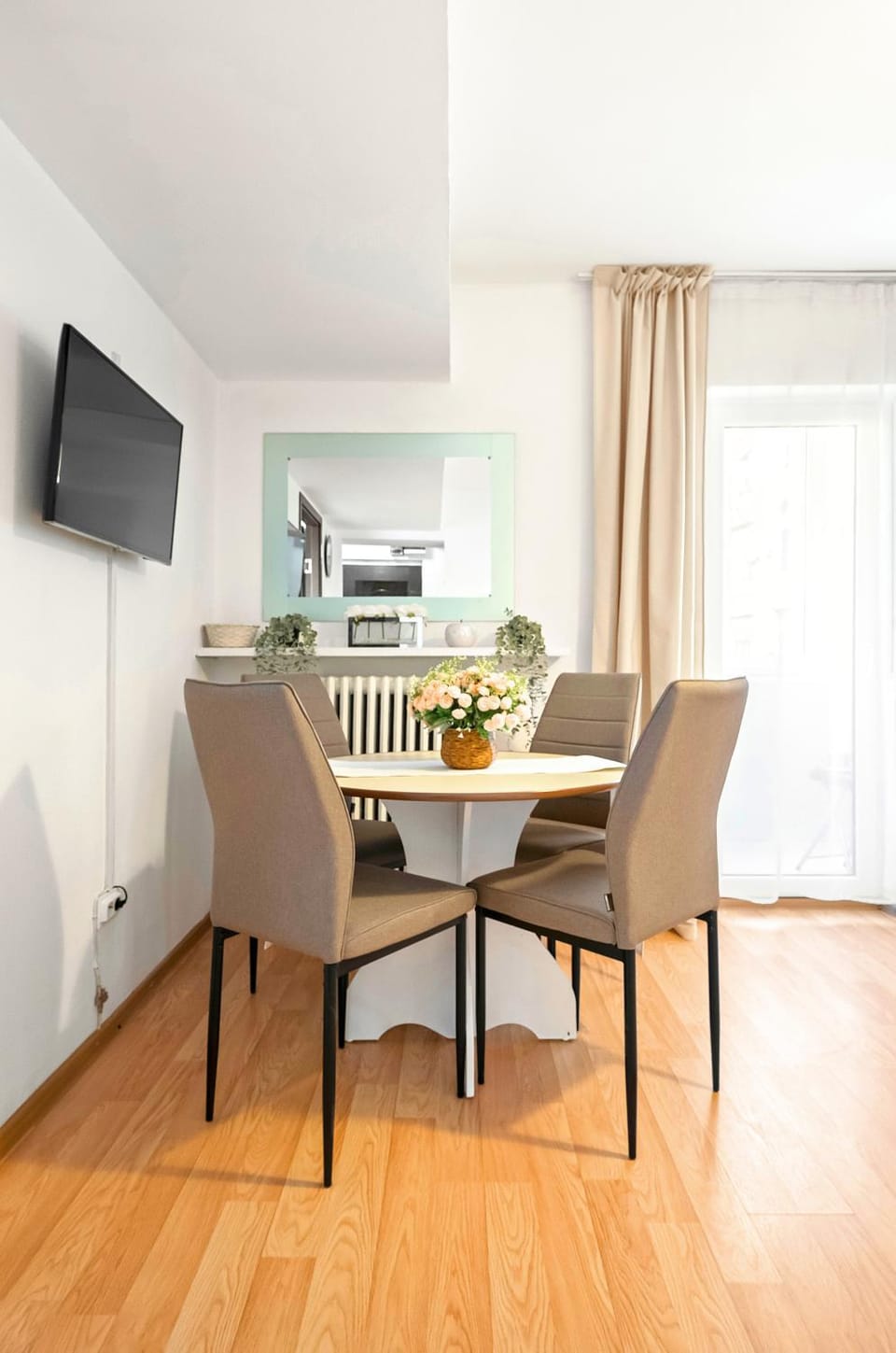 TV and multimedia, Living room, Seating area, Dining area