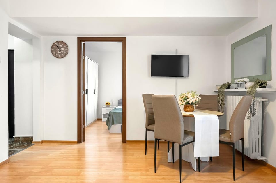TV and multimedia, Living room, Seating area, Dining area