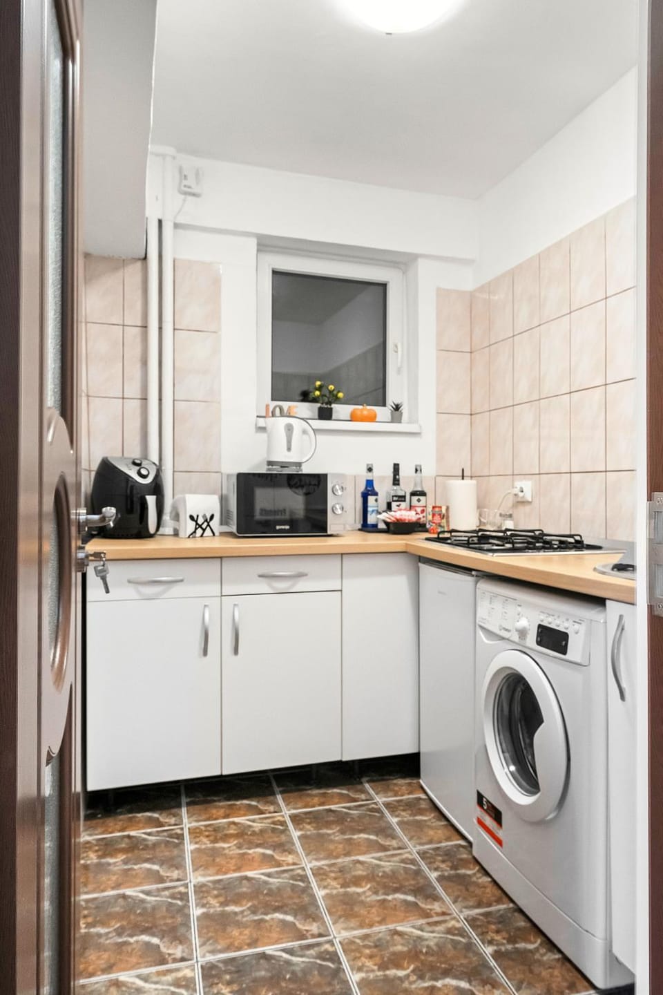 Coffee/tea facilities, Kitchen or kitchenette, oven, stove, washing machine