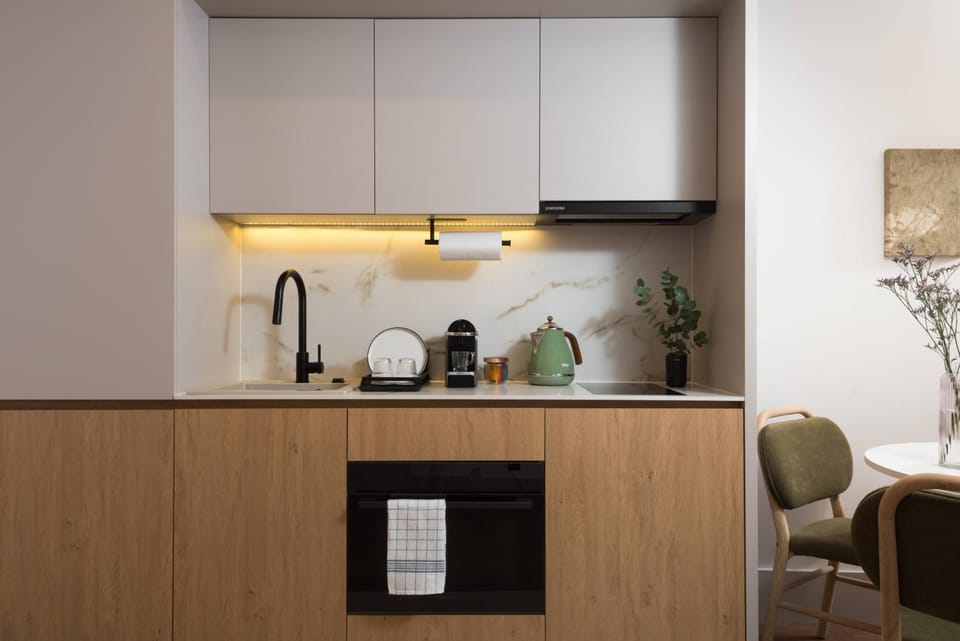 Coffee/tea facilities, Kitchen or kitchenette, stove