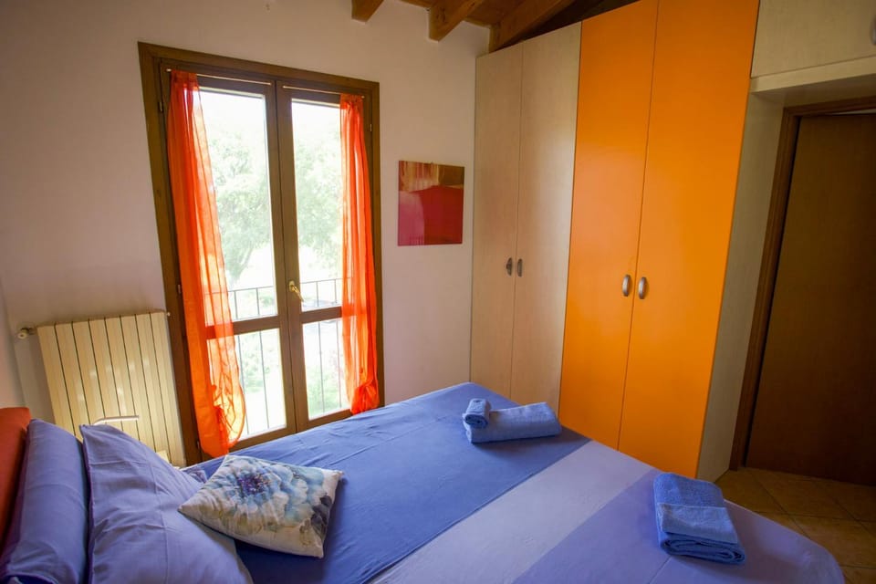 Photo of the whole room, Bedroom, wardrobe