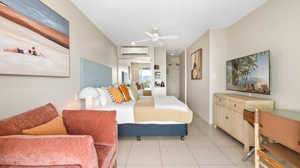 Bed, TV and multimedia, Photo of the whole room, Seating area, Bedroom