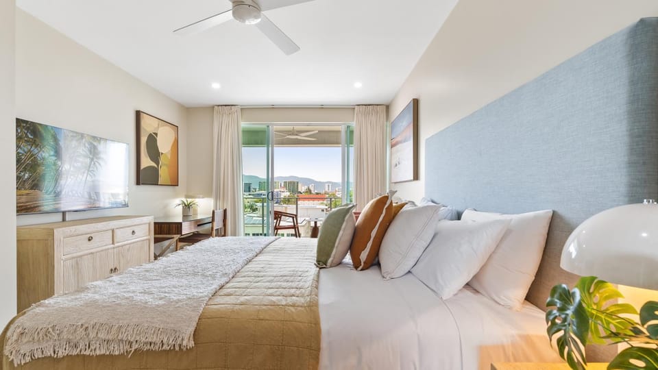 Bed, TV and multimedia, Photo of the whole room, Seating area, Bedroom