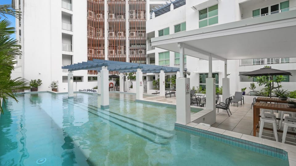 Property building, Swimming pool, sunbed