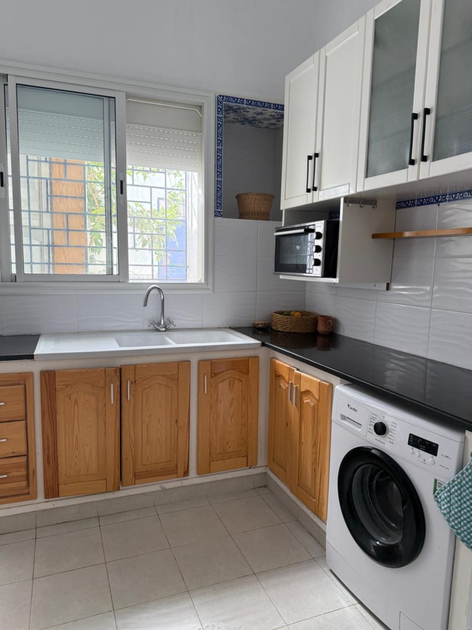 Kitchen or kitchenette, oven, washing machine