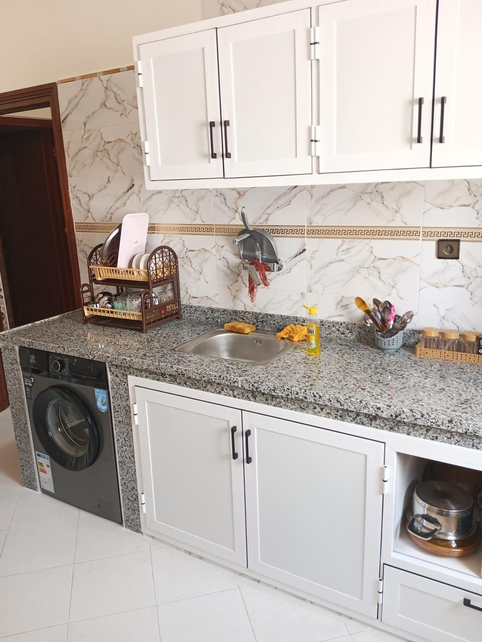 Kitchen or kitchenette, oven, washing machine, dryer
