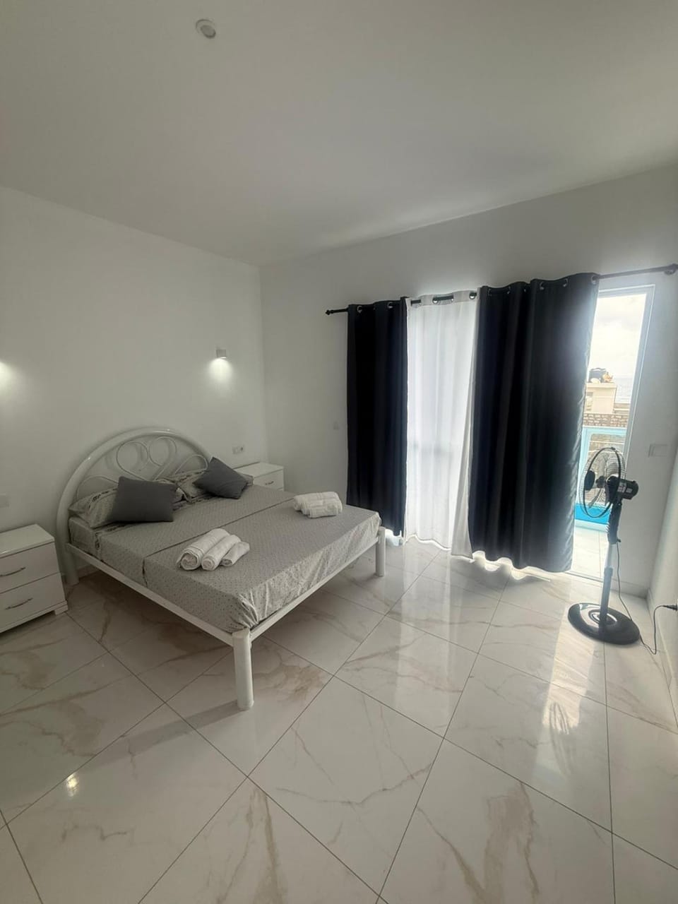 Bed, Photo of the whole room, towels