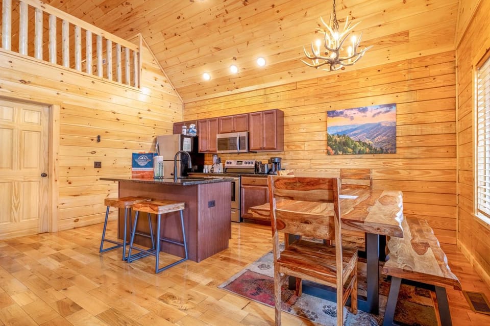 Dancing Bear Hideaway - Outdoor Hot Tub, Screened-In Deck, + Access to Community Amenities House in Pittman Center