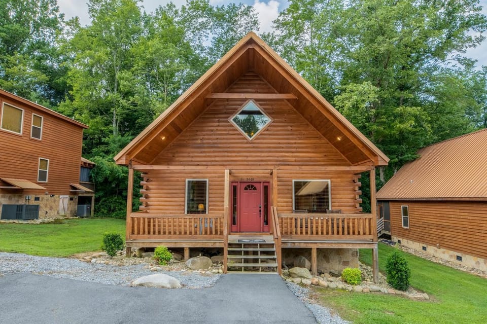 Dancing Bear Hideaway - Outdoor Hot Tub, Screened-In Deck, + Access to Community Amenities House in Pittman Center
