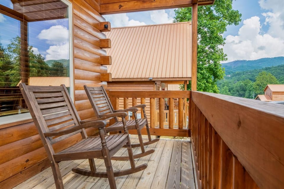 Dancing Bear Hideaway - Outdoor Hot Tub, Screened-In Deck, + Access to Community Amenities House in Pittman Center