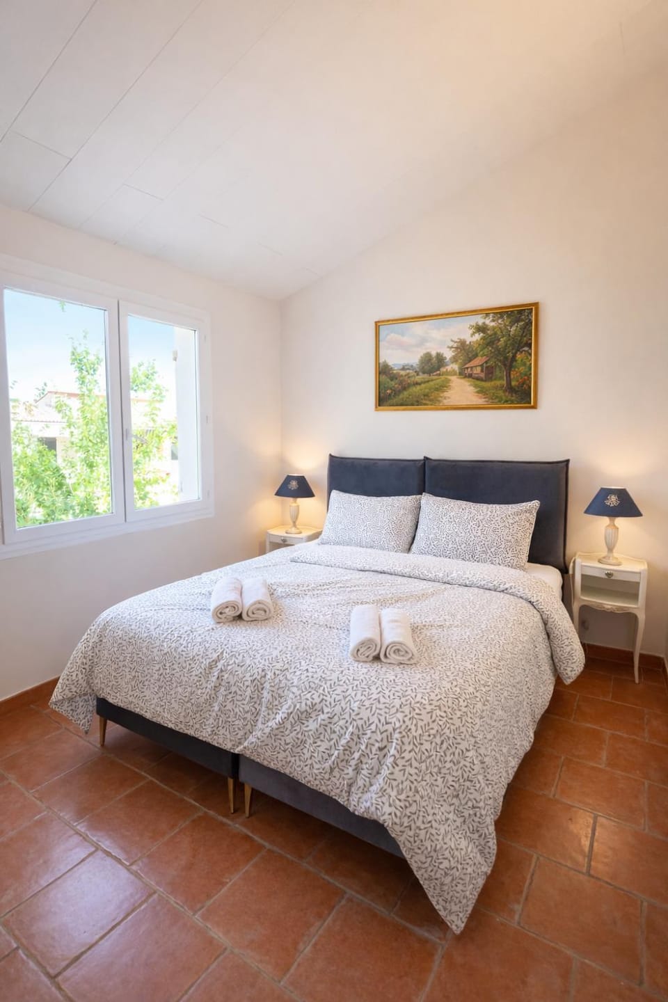 Photo of the whole room, Bedroom